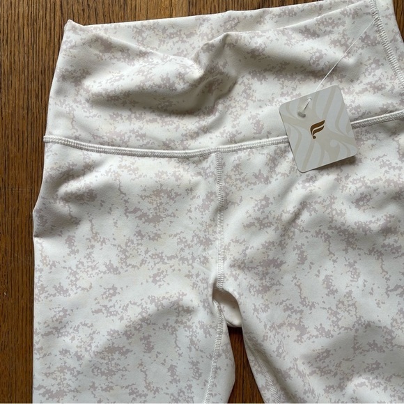 NEW Fabletics Define High Waisted Leggings Soft White Mini Camo Size Small NWT - Picture 3 of 8